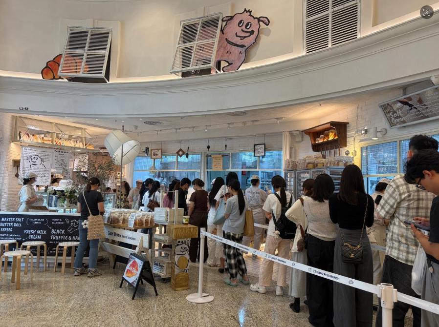 排队一小时，代购费比面包贵，谁带火了这家&ldquo;盐面包&rdquo;专门店？