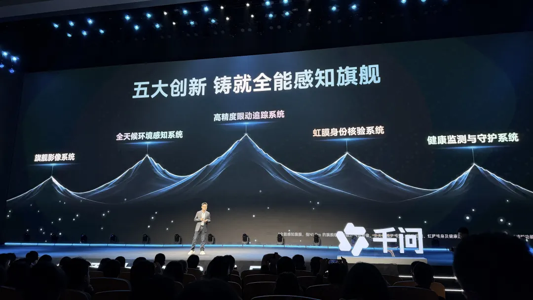 拍照和翻译救不了AI眼镜？千问2218元起推新硬件，要抢现实世界里的上下文