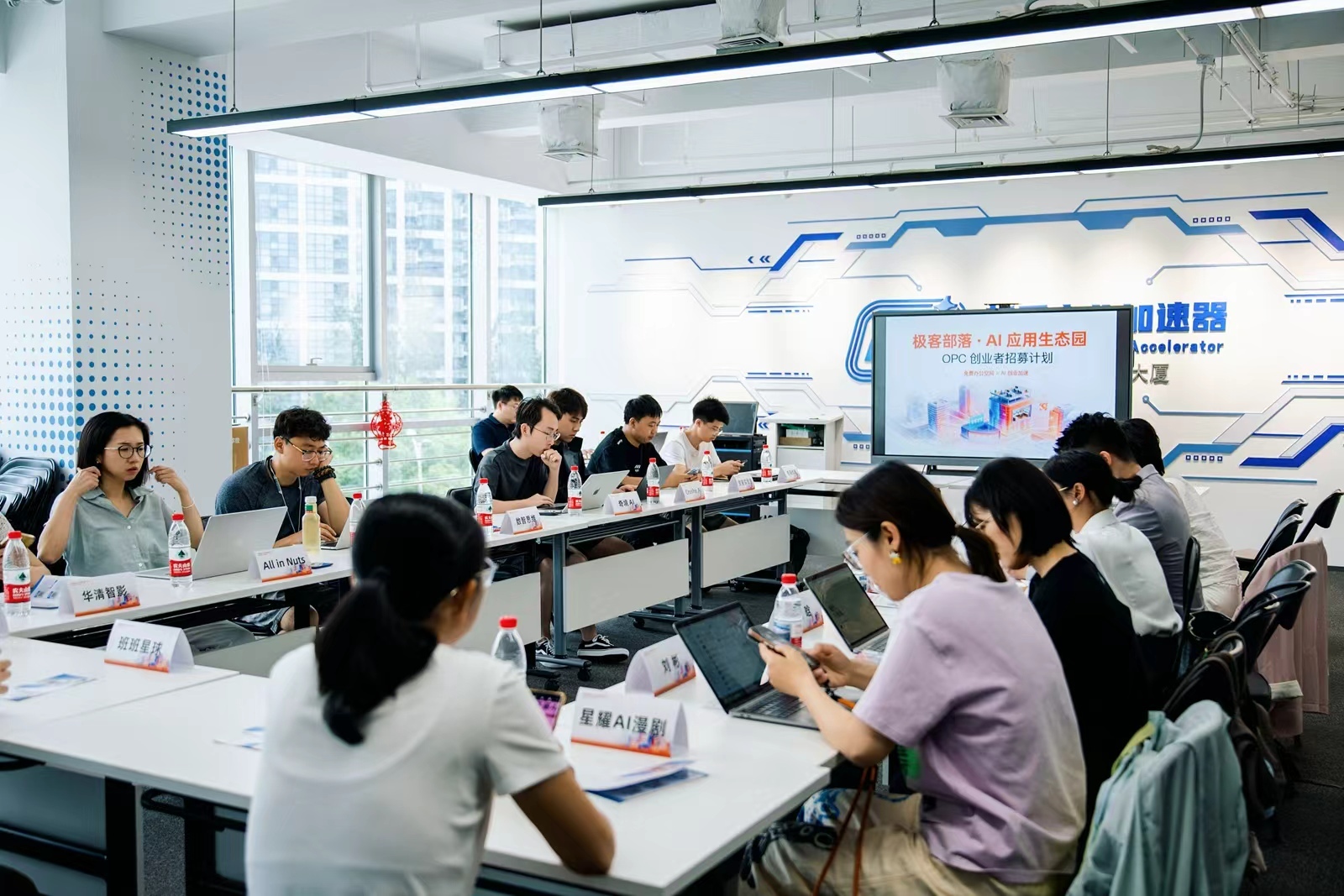 Demo跑通了,然后呢?带你摸透AI创业的4个底层逻辑